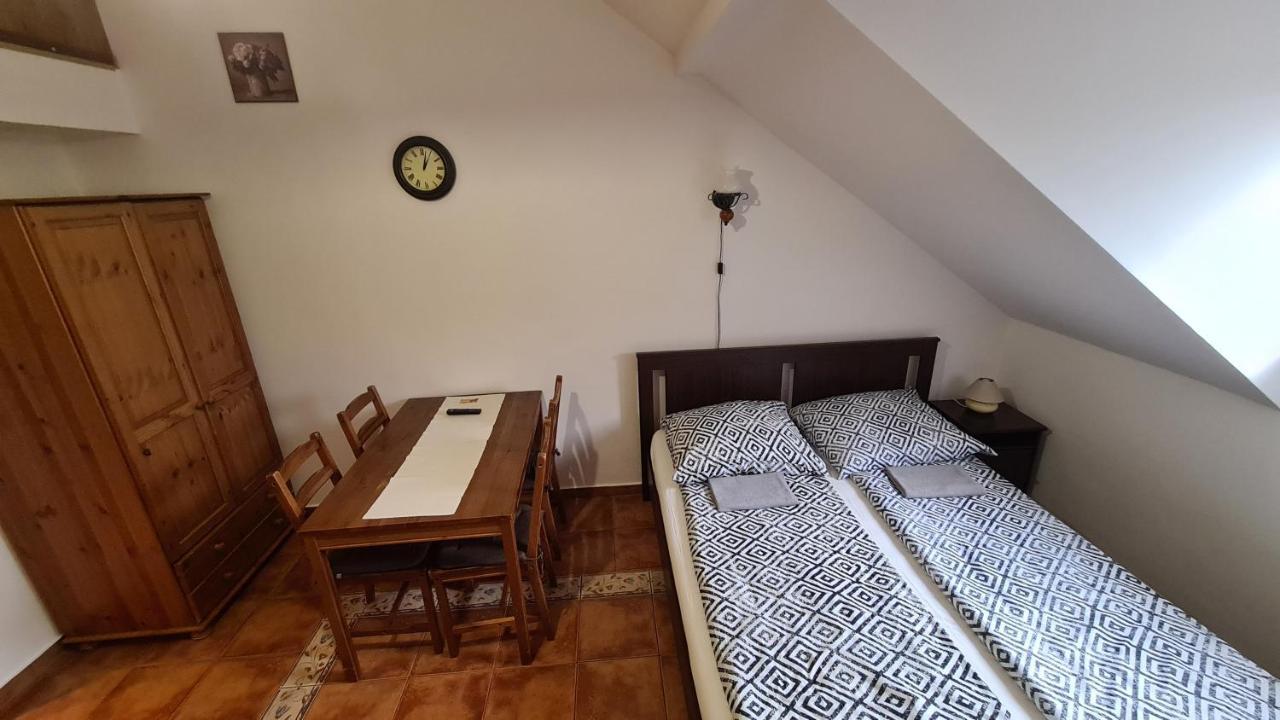 Gyulai Fuerdoe Apartman Extérieur photo