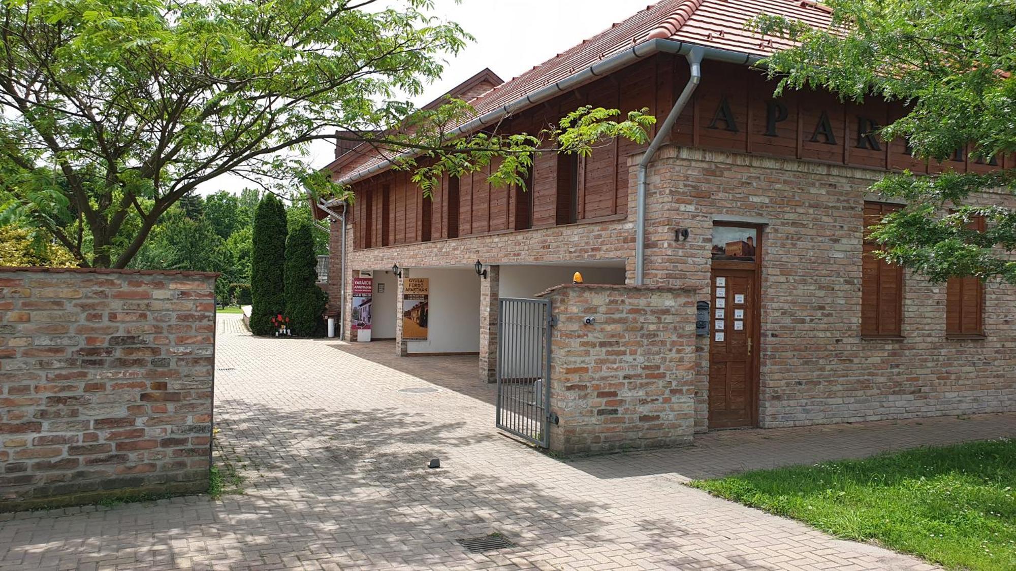 Gyulai Fuerdoe Apartman Extérieur photo
