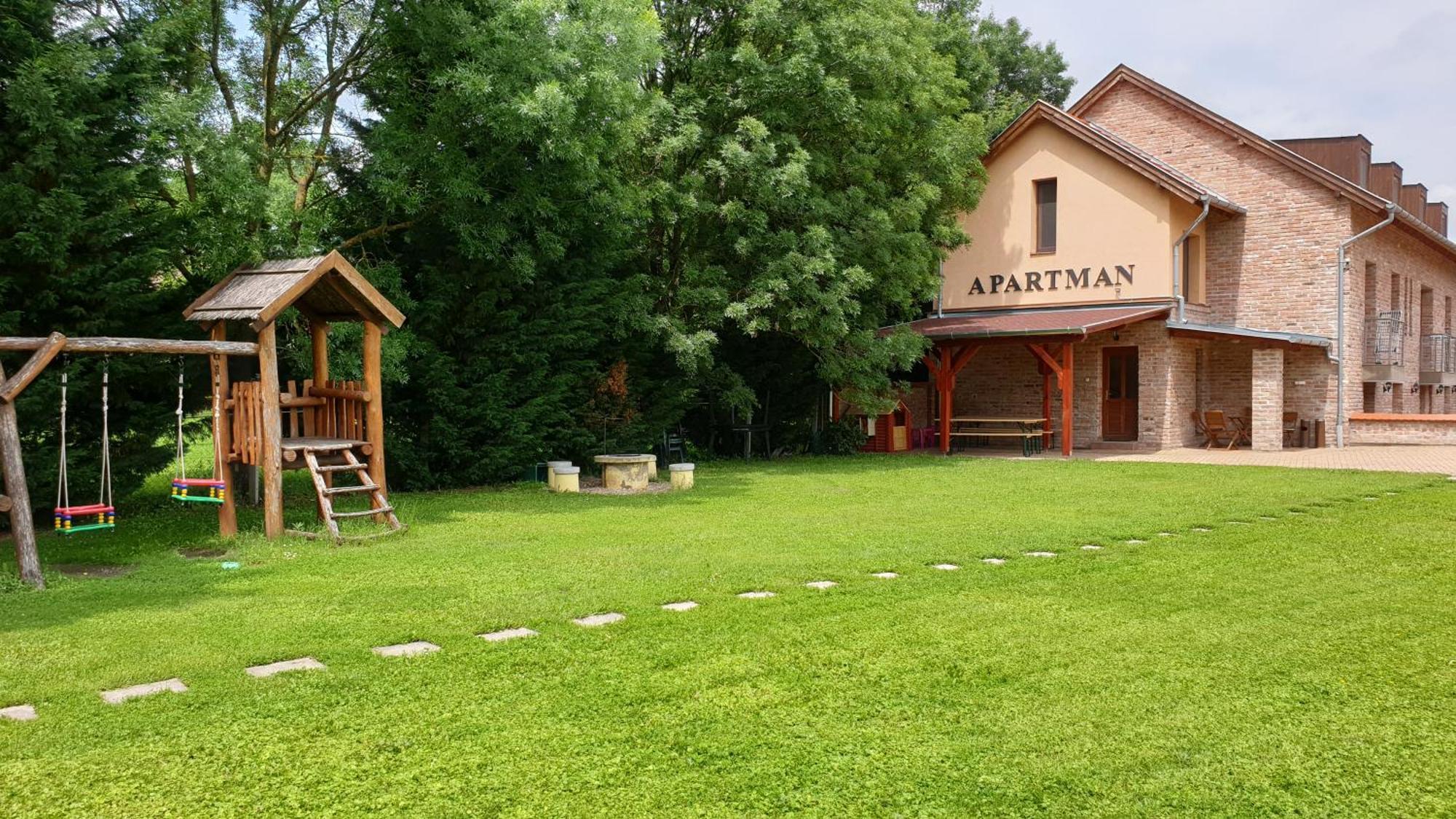 Gyulai Fuerdoe Apartman Extérieur photo
