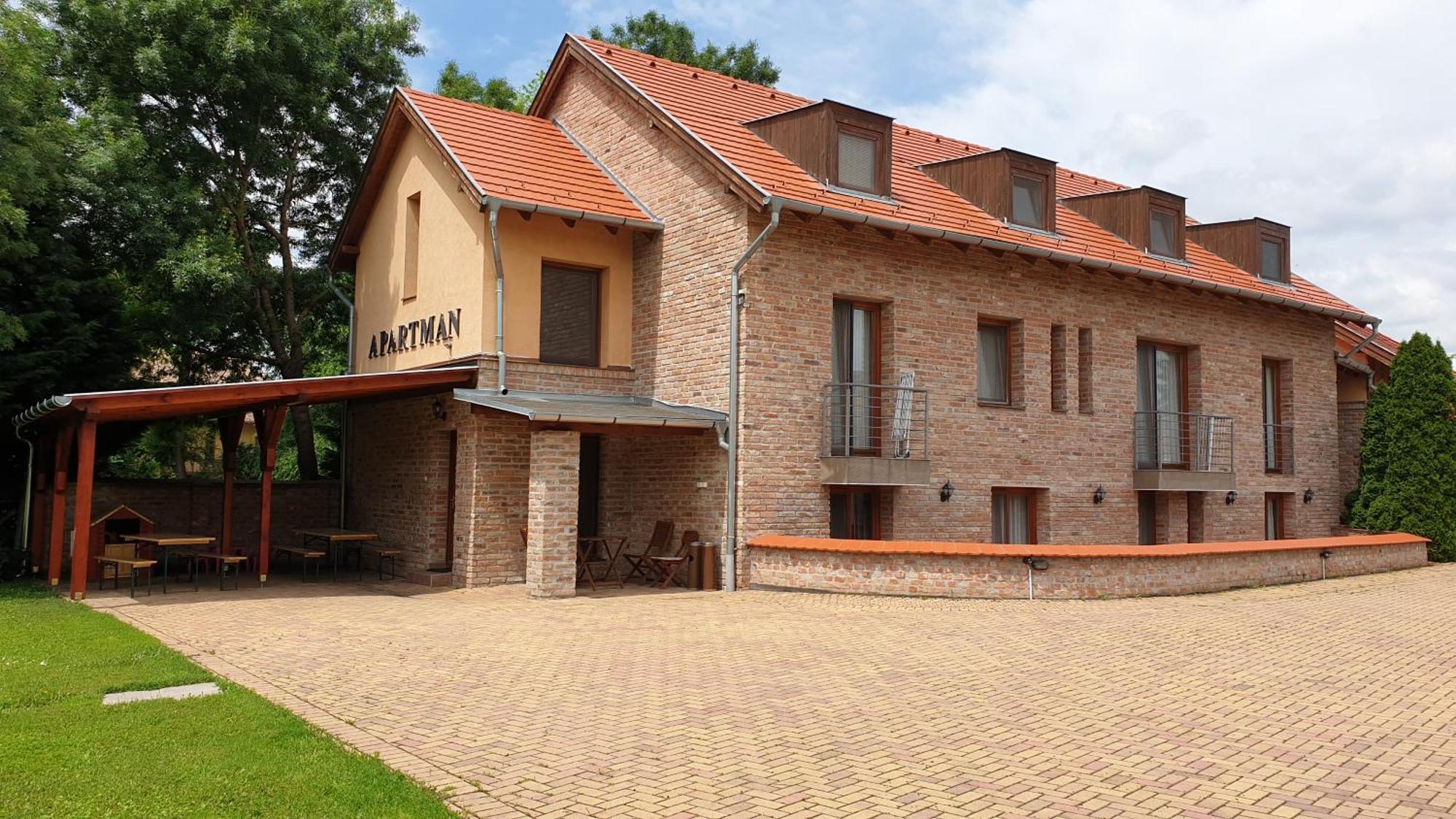 Gyulai Fuerdoe Apartman Extérieur photo