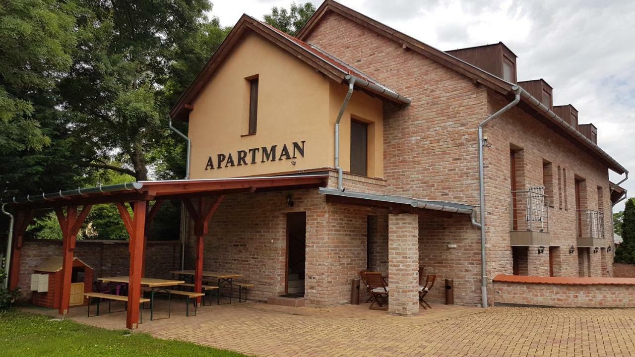 Gyulai Fuerdoe Apartman Extérieur photo