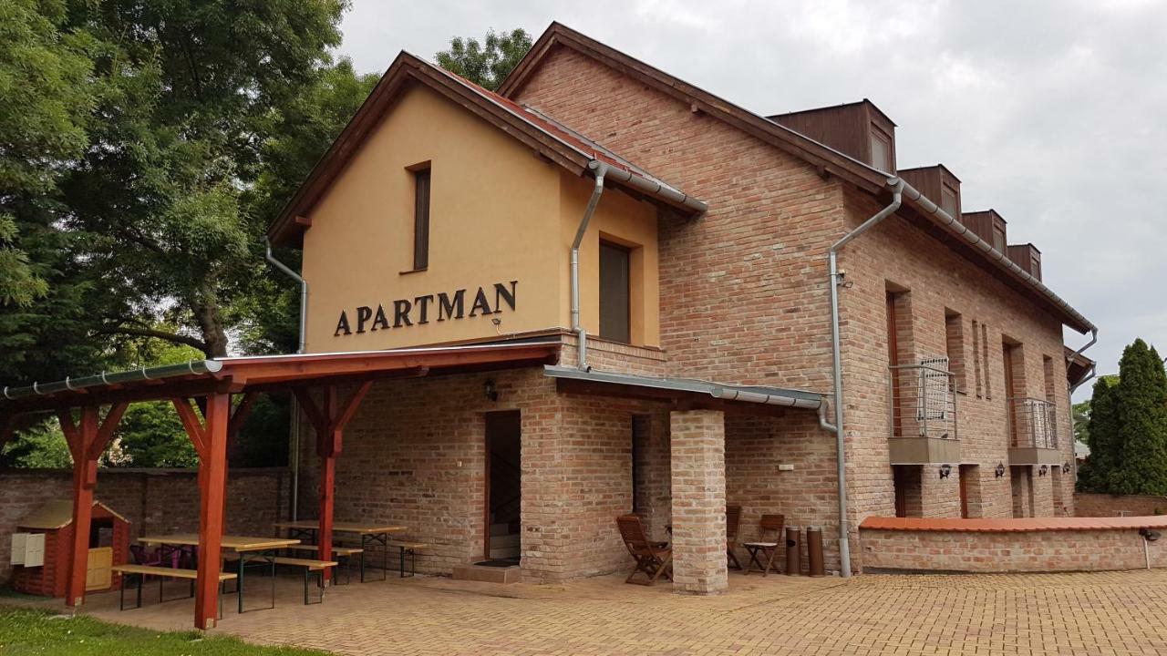 Gyulai Fuerdoe Apartman Extérieur photo