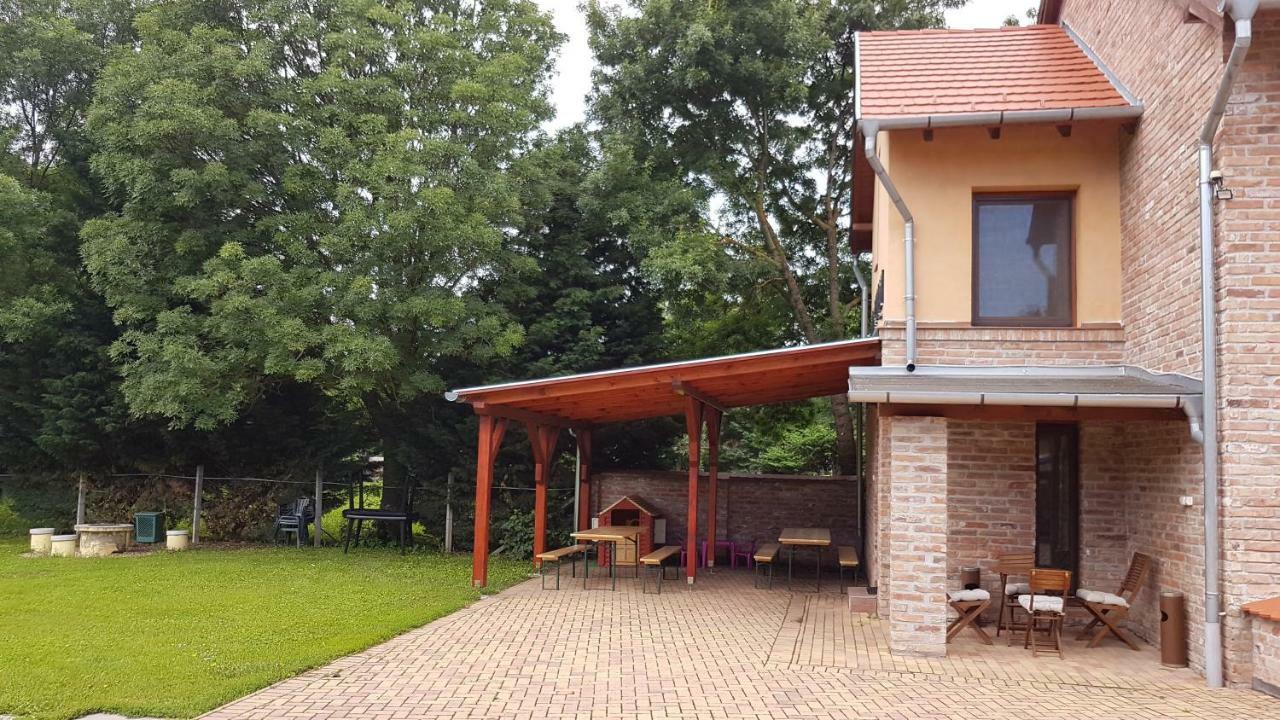 Gyulai Fuerdoe Apartman Extérieur photo