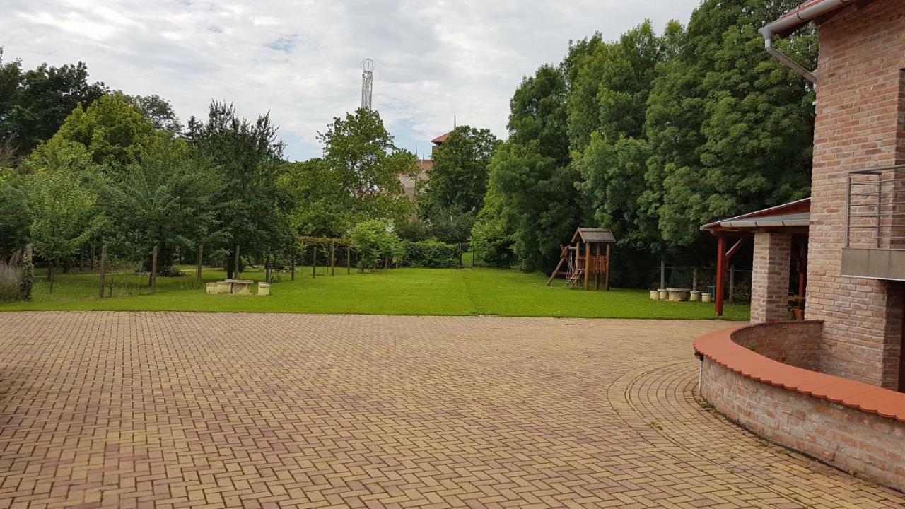 Gyulai Fuerdoe Apartman Extérieur photo