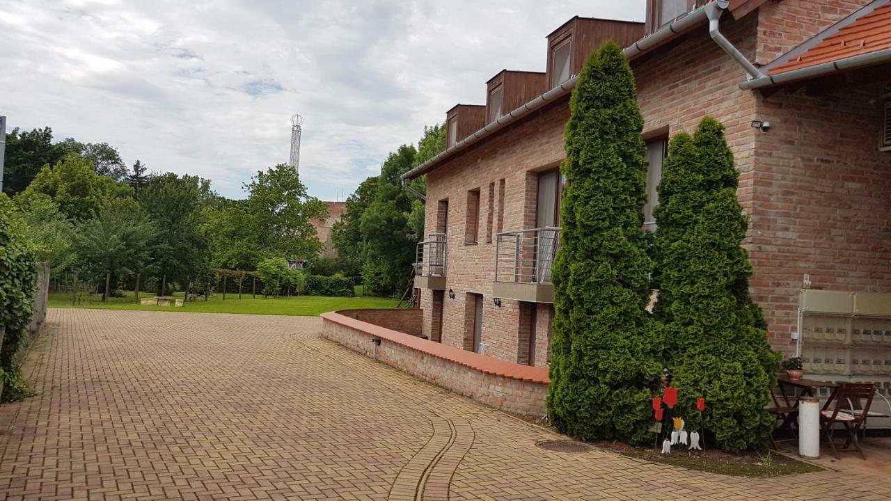 Gyulai Fuerdoe Apartman Extérieur photo